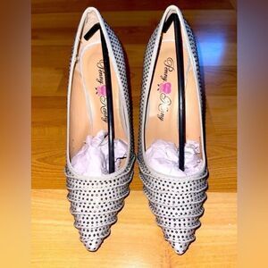 Silver Metallic Diamond Studded Pump Silver Metallic Diamond Studded Pump